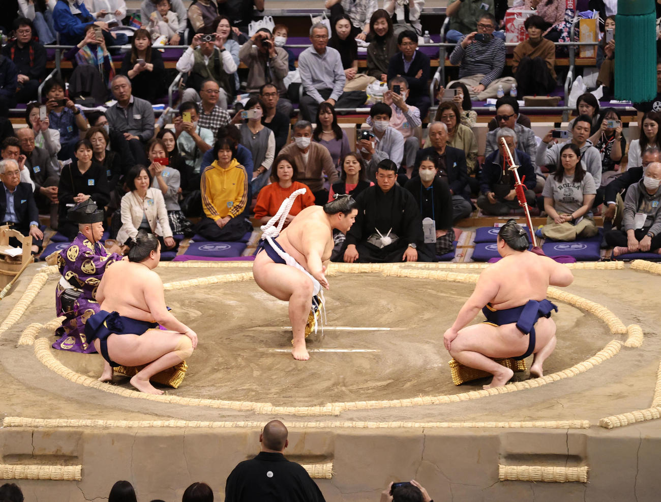 土俵入りした大の里。右は太刀持ちの隆の勝（撮影・梅根麻紀）
