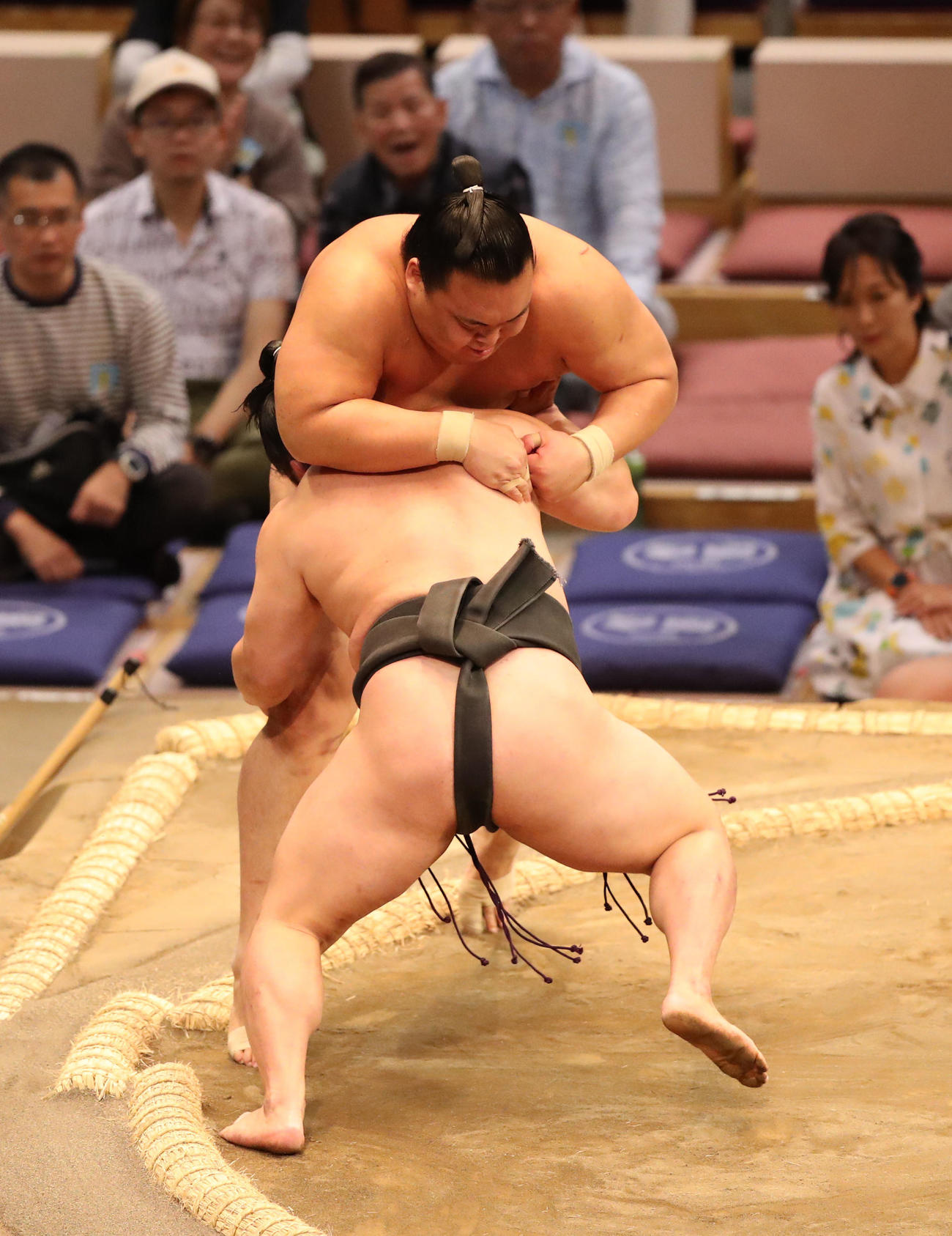 大相撲九州場所2日目　押し出しで豪刃雄を破る炎鵬（手前）（撮影・梅根麻紀）
