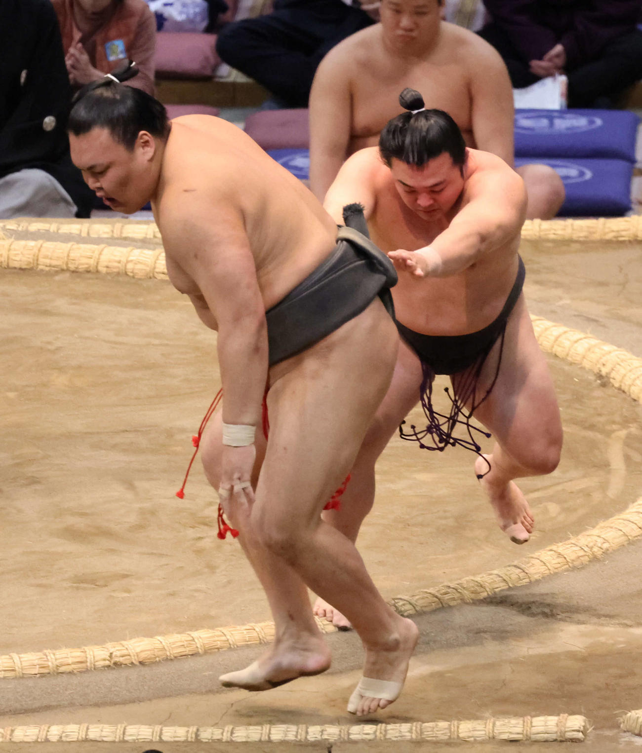 幕下の炎鵬は押し出しで豪刃雄を破り白星発進を決めた（撮影・西尾就之）