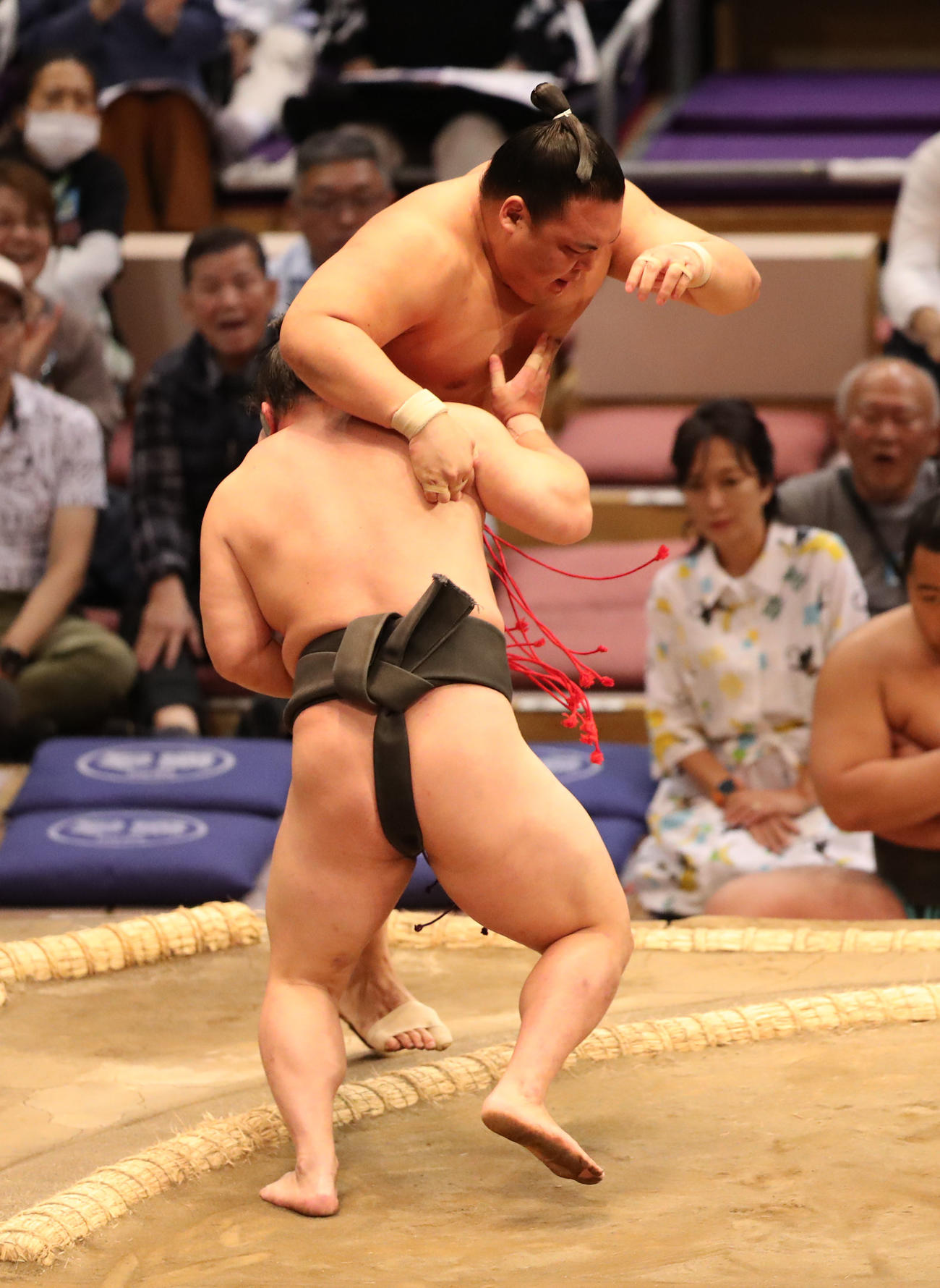 大相撲九州場所2日目　押し出しで豪刃雄を破る炎鵬（手前）（撮影・梅根麻紀）