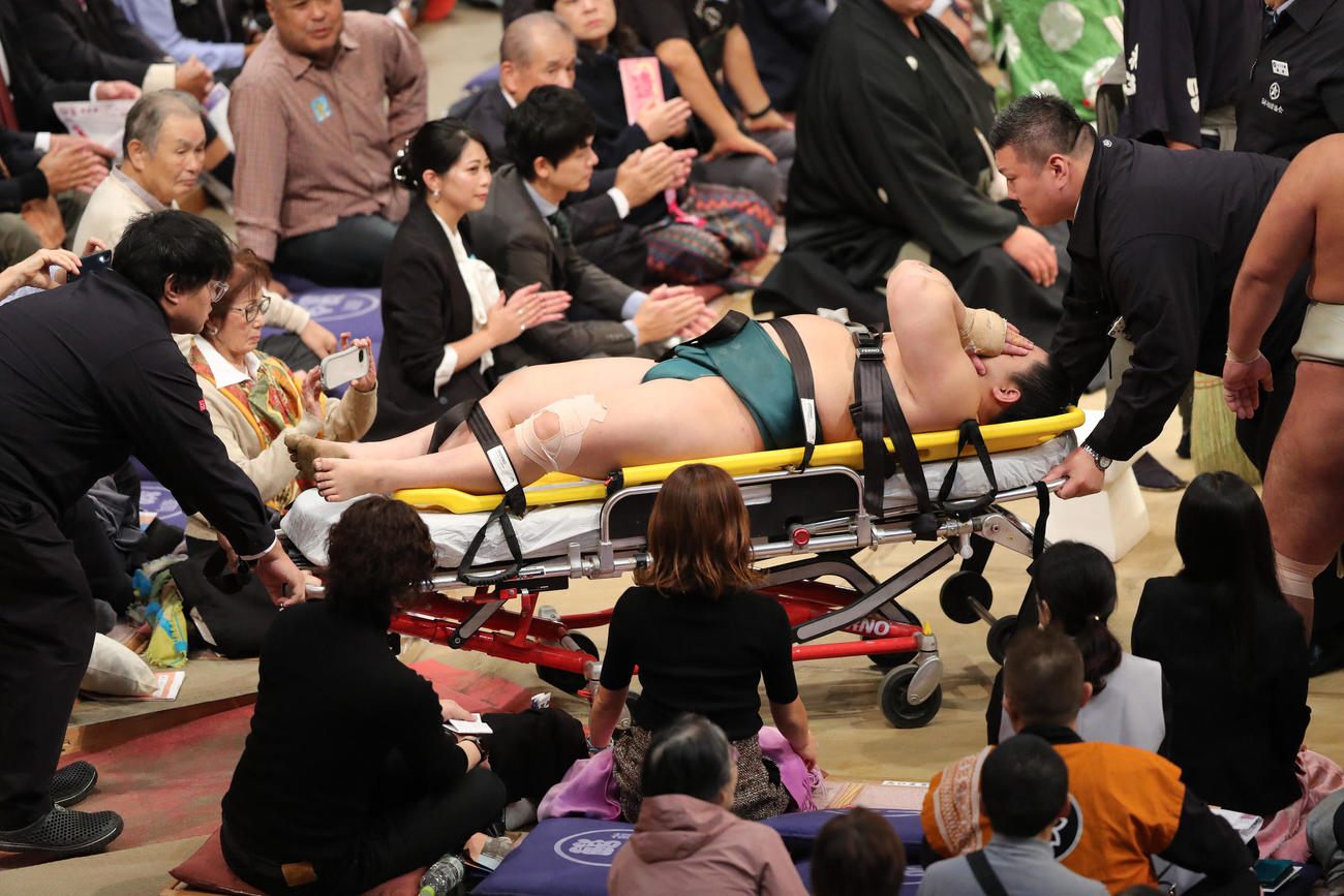 大相撲九州場所2日目　輝との取り組みで負傷した三田は担架で運ばれる（撮影・梅根麻紀）