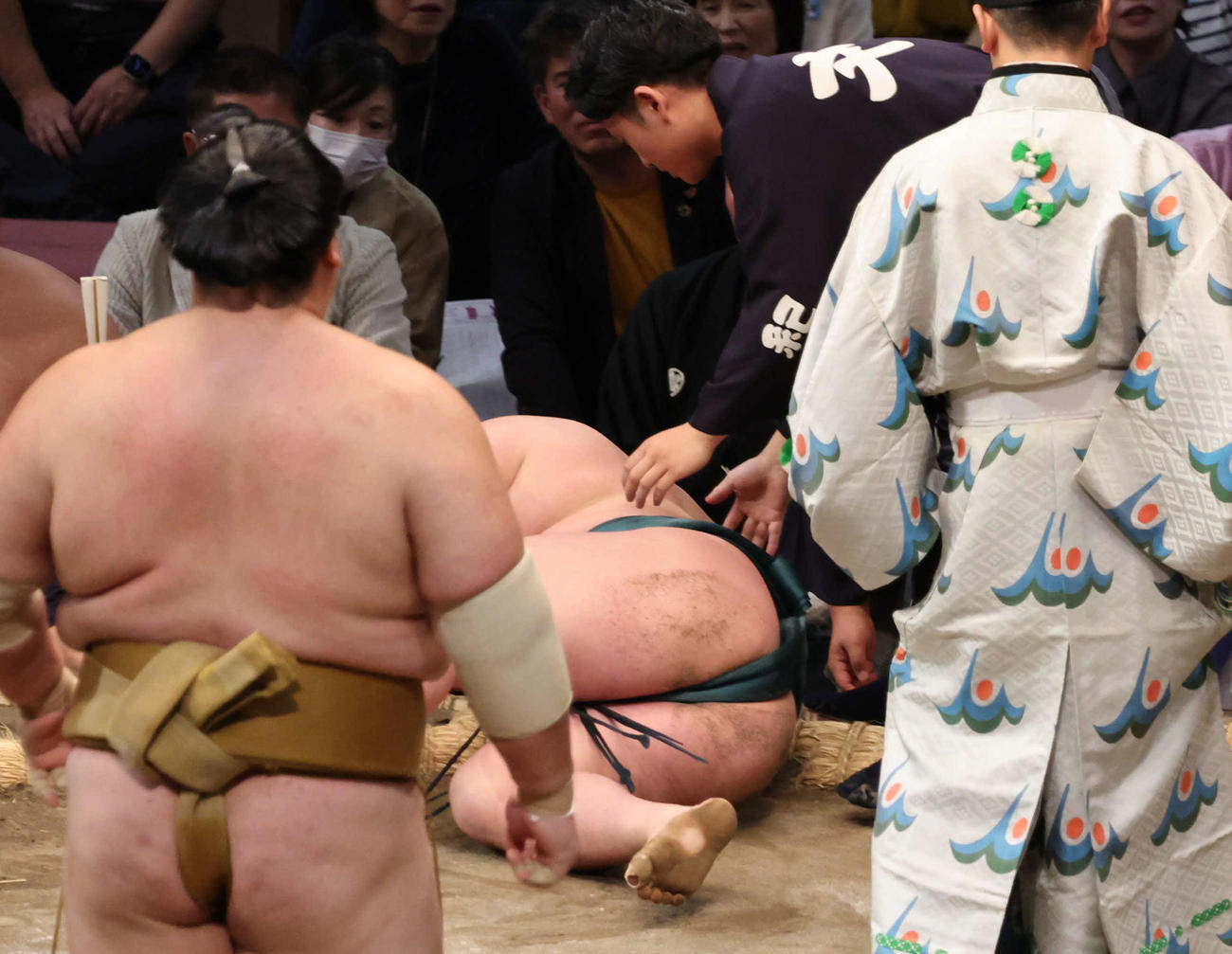 十両の三田（右）は輝に浴びせ倒しで敗れ土俵に座り込んだがしばらくして寝転ぶ（撮影・西尾就之）