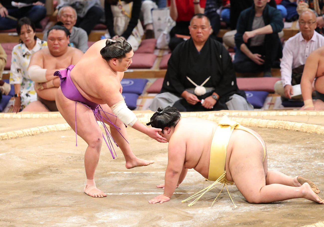大相撲九州場所2日目　叩き込みで嘉陽を破る尊富士（左）（撮影・梅根麻紀）