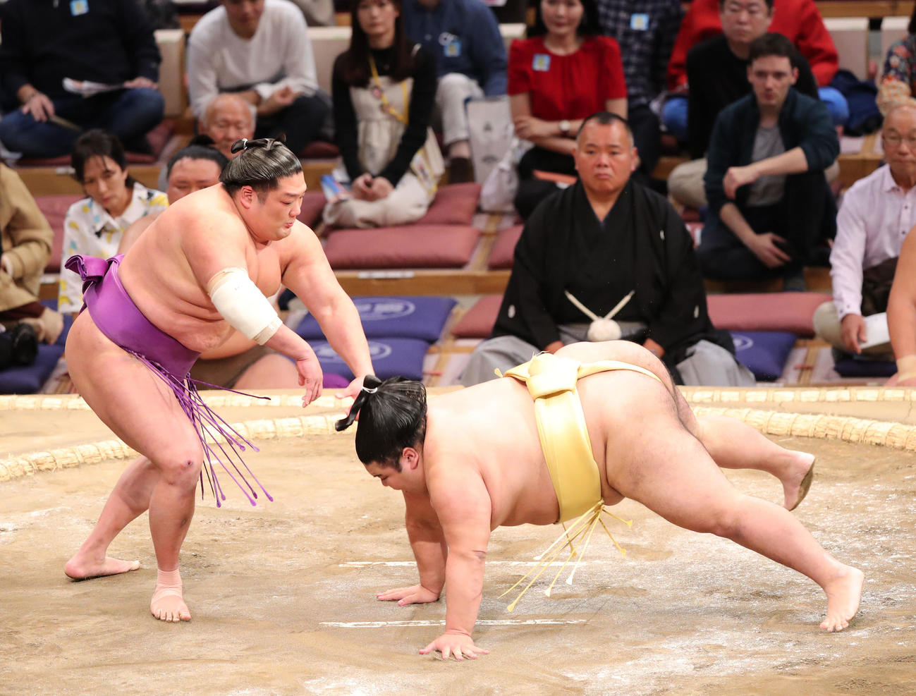 大相撲九州場所2日目　尊富士で嘉陽を破る尊富士（左）（撮影・梅根麻紀）