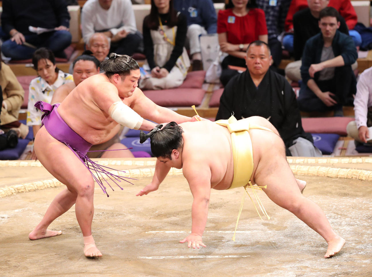 大相撲九州場所2日目　叩き込みで嘉陽を破る尊富士（左）（撮影・梅根麻紀）