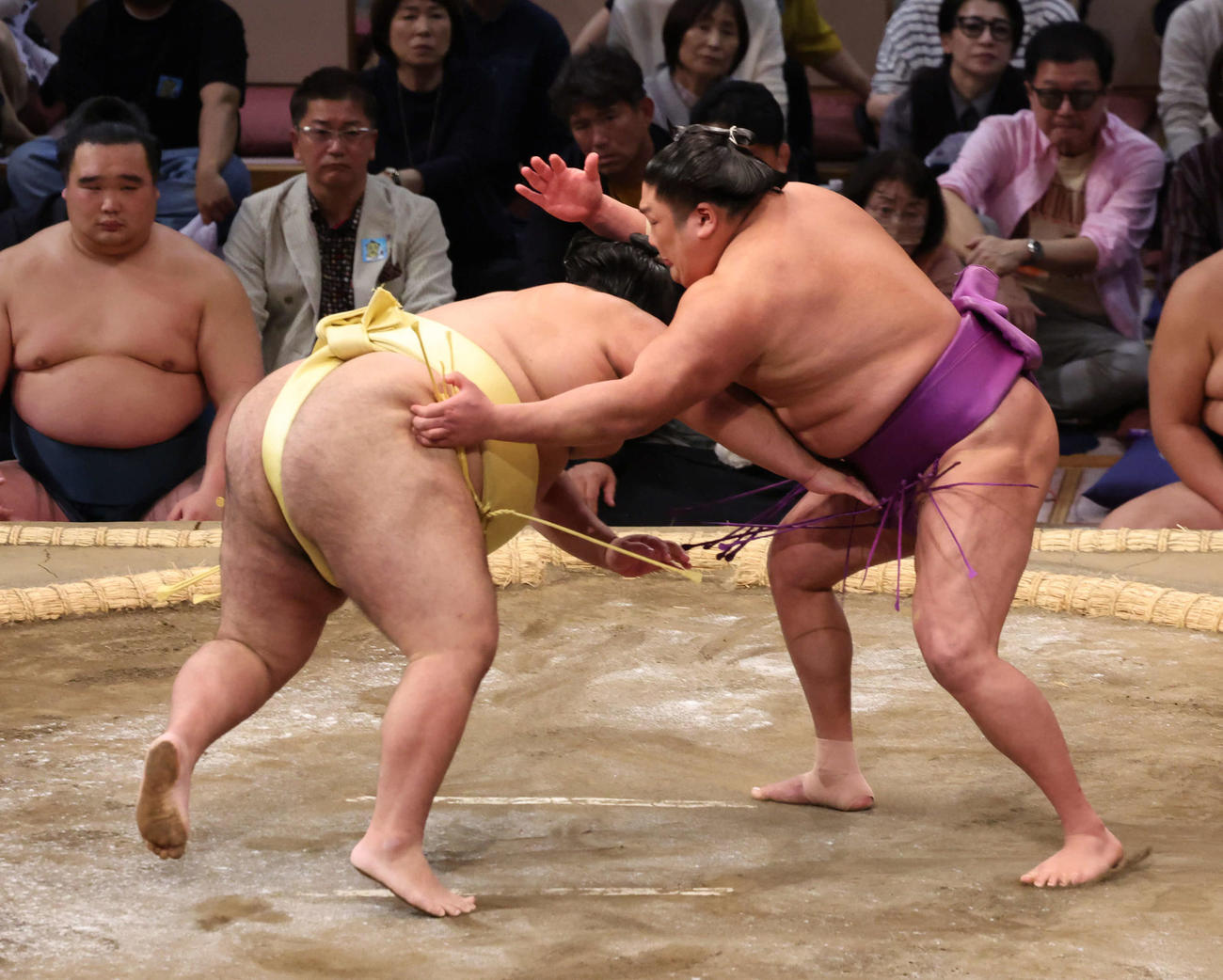 尊富士（右）は突き落としで嘉陽に勝ち今場所初白星（撮影・西尾就之）