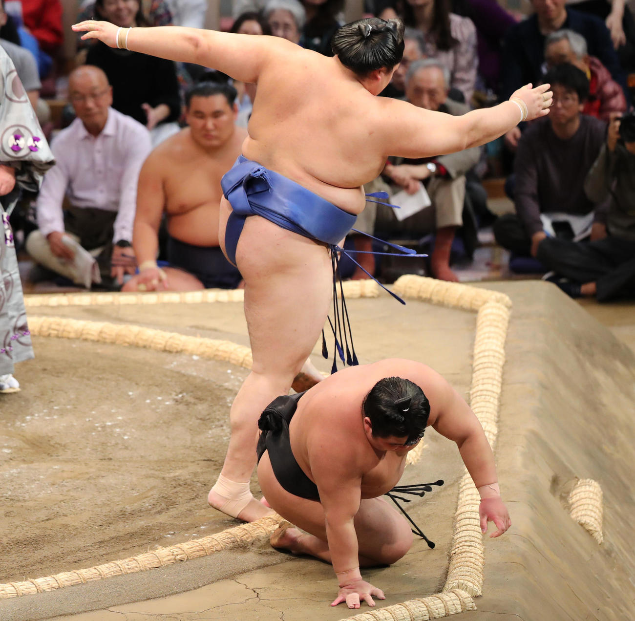 大相撲九州場所2日目　寄り倒しで伯桜鵬を下す大の里（左）（撮影・梅根麻紀）