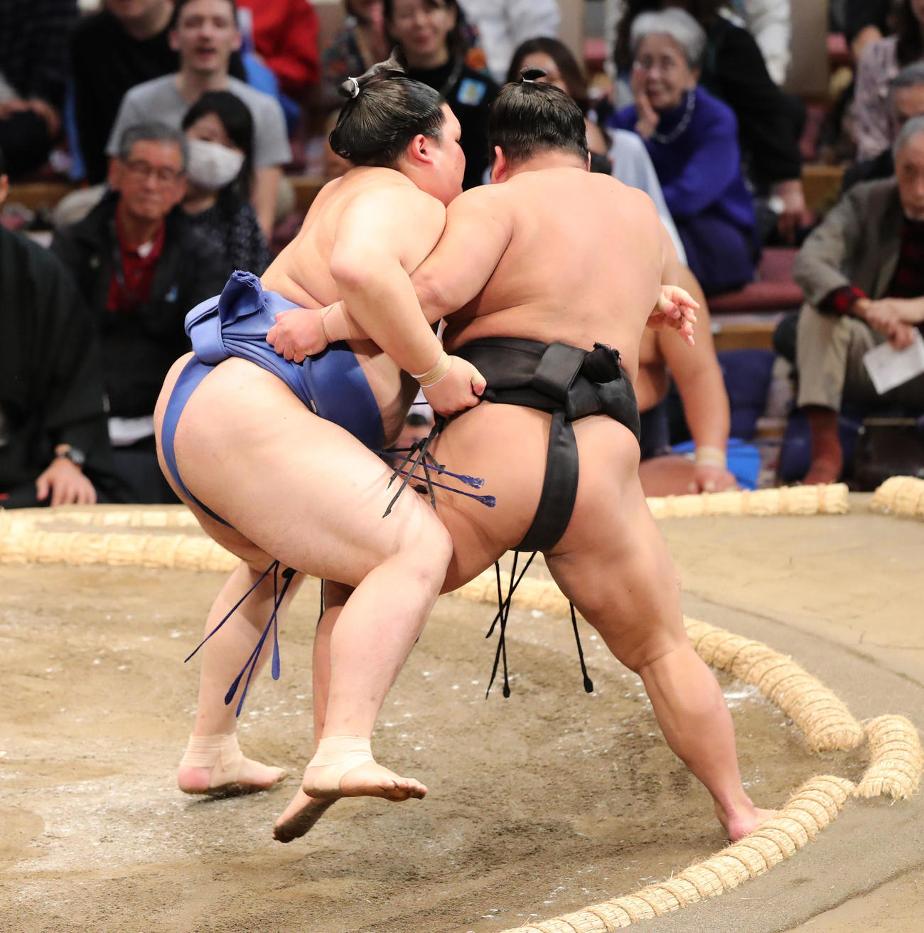 大相撲九州場所2日目　寄り倒しで伯桜鵬を下す大の里（左）（撮影・梅根麻紀）