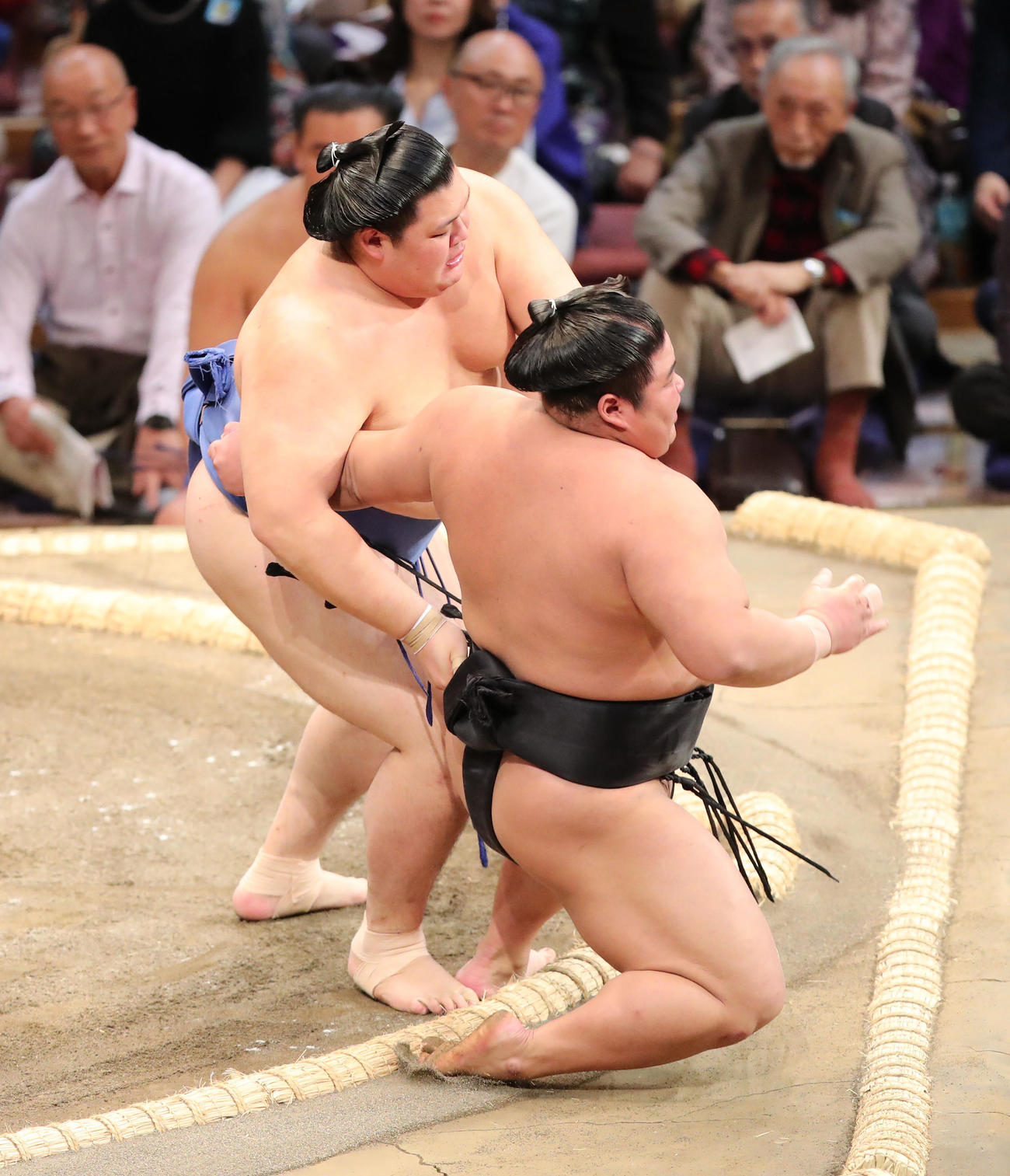 大相撲九州場所2日目　寄り倒しで伯桜鵬を下す大の里（左）（撮影・梅根麻紀）