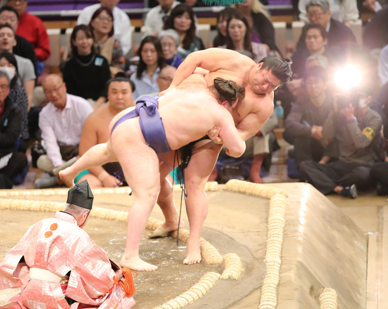 大相撲九州場所2日目　寄り倒しで若元春を破る安青錦（撮影・梅根麻紀）