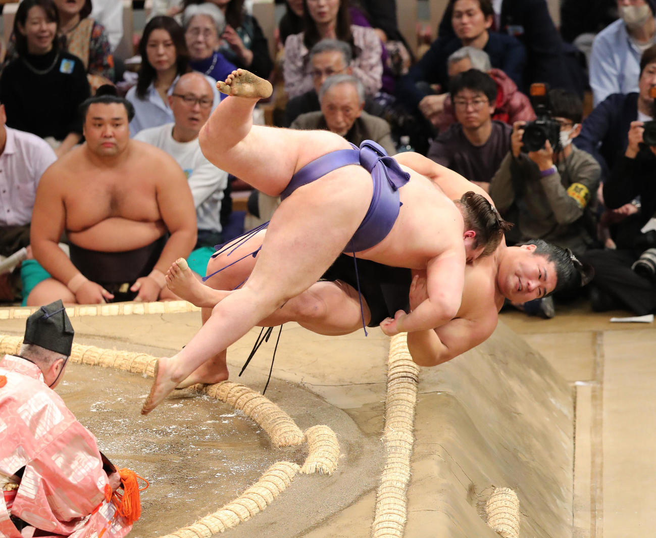 大相撲九州場所2日目　寄り倒しで若元春を破る安青錦（左）（撮影・梅根麻紀）