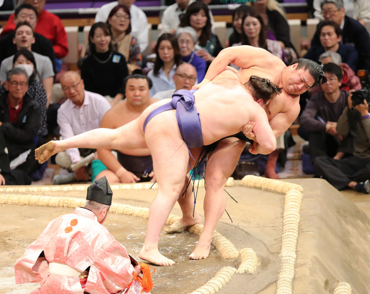 大相撲九州場所2日目　寄り倒しで若元春を破る安青錦（左）（撮影・梅根麻紀）