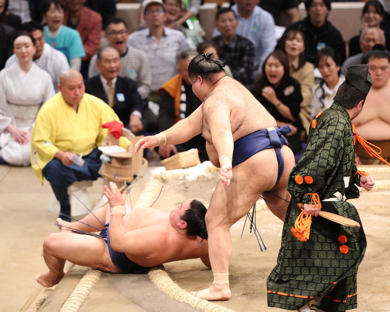 大相撲九州場所2日目　上手投げで平戸海を破る高安（撮影・梅根麻紀）