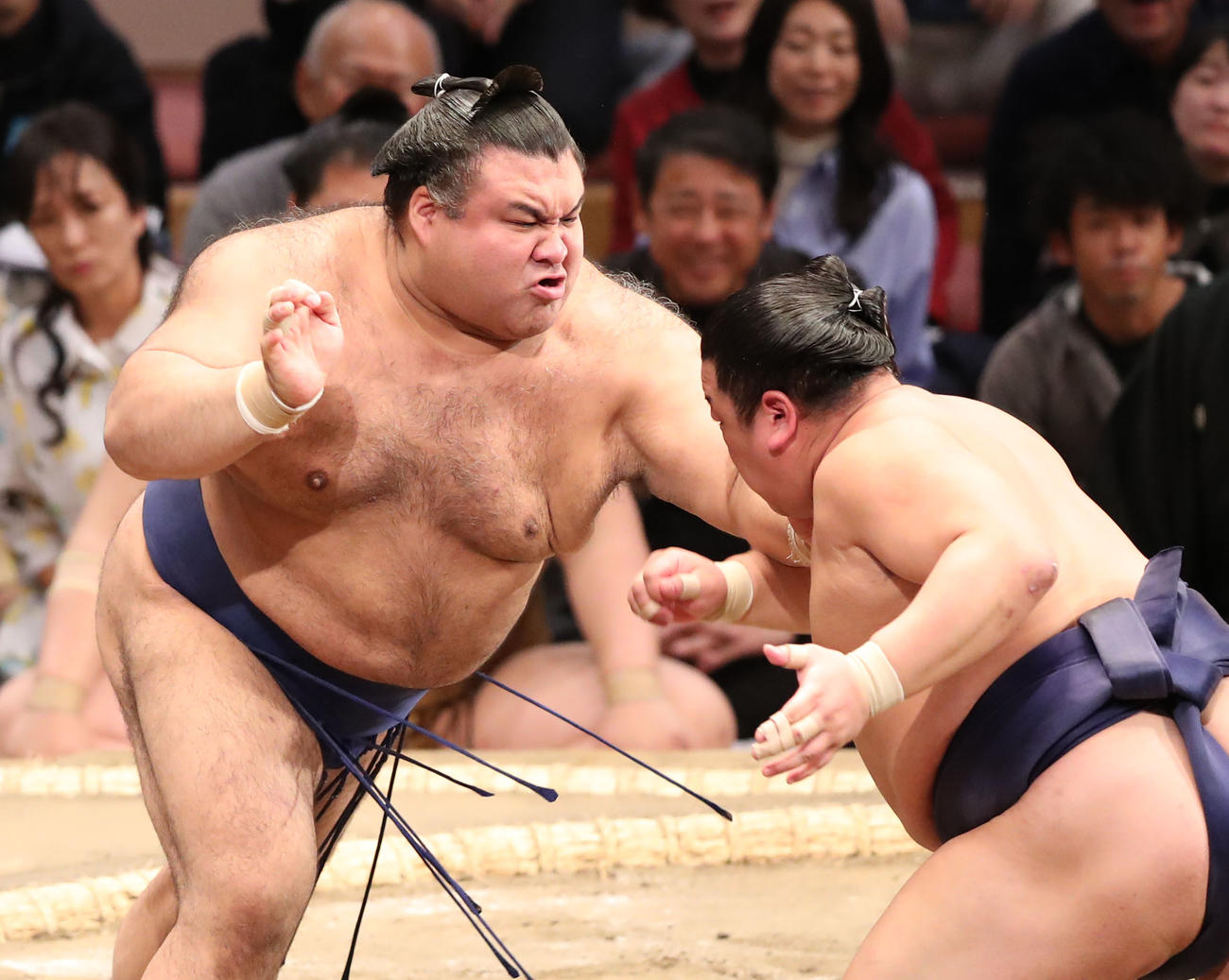 大相撲九州場所2日目　平戸海を勢いよく攻める高安（撮影・梅根麻紀）