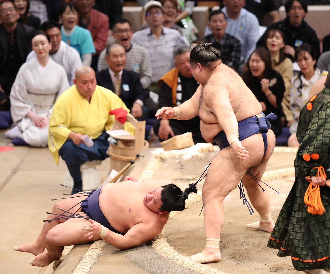大相撲九州場所2日目　上手投げで平戸海を破る高安（撮影・梅根麻紀）