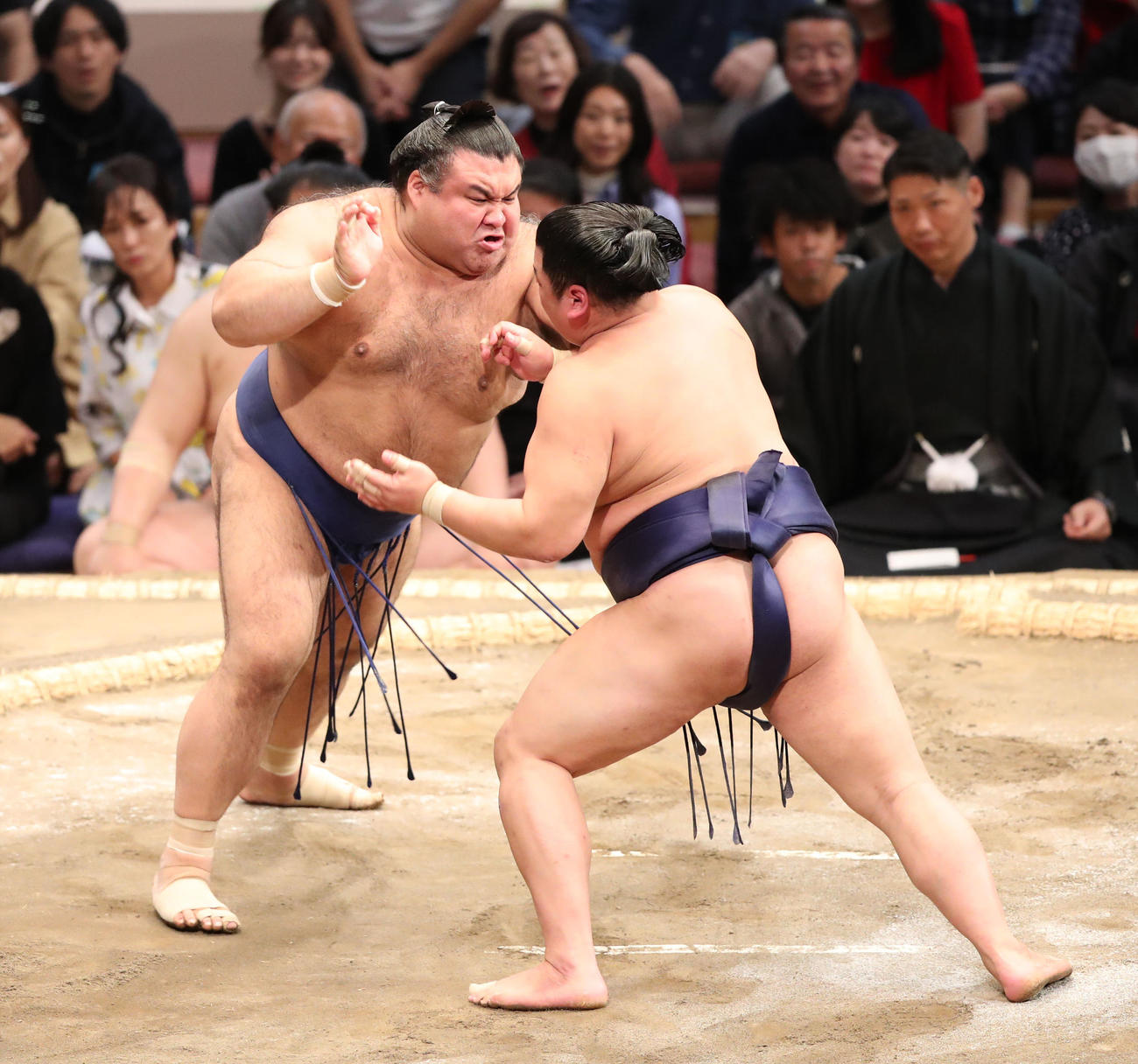 大相撲九州場所2日目　平戸海を勢いよく攻める高安（撮影・梅根麻紀）