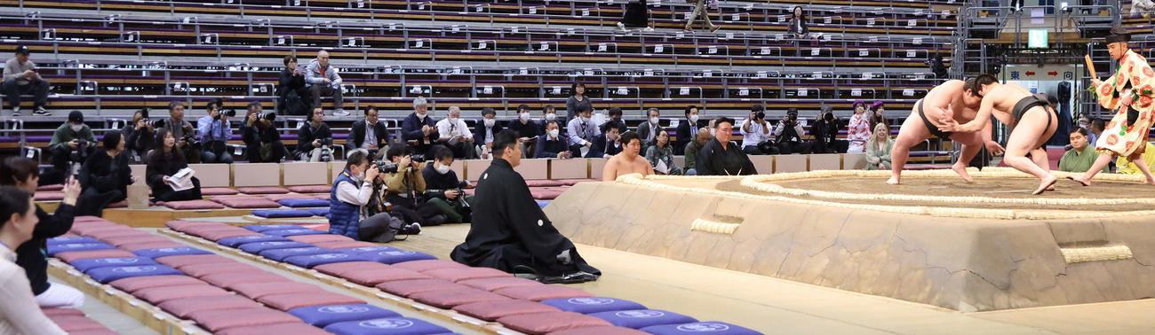 前相撲に旭富士が登場するということで大勢の報道陣が土俵周りを取り囲んだ（撮影・西尾就之）