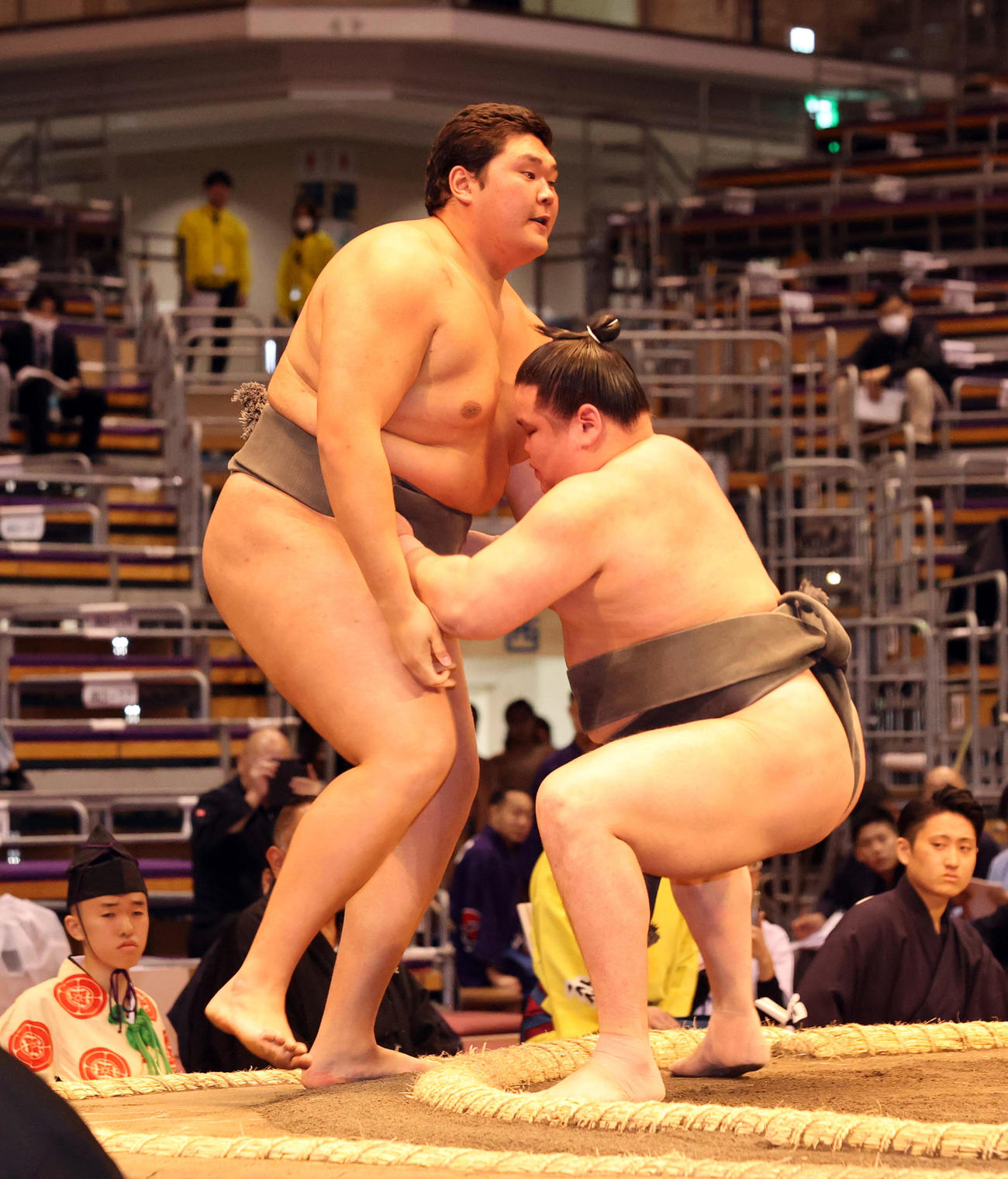 大相撲九州場所3日目　前相撲に登場した旭富士（右）（撮影・梅根麻紀）