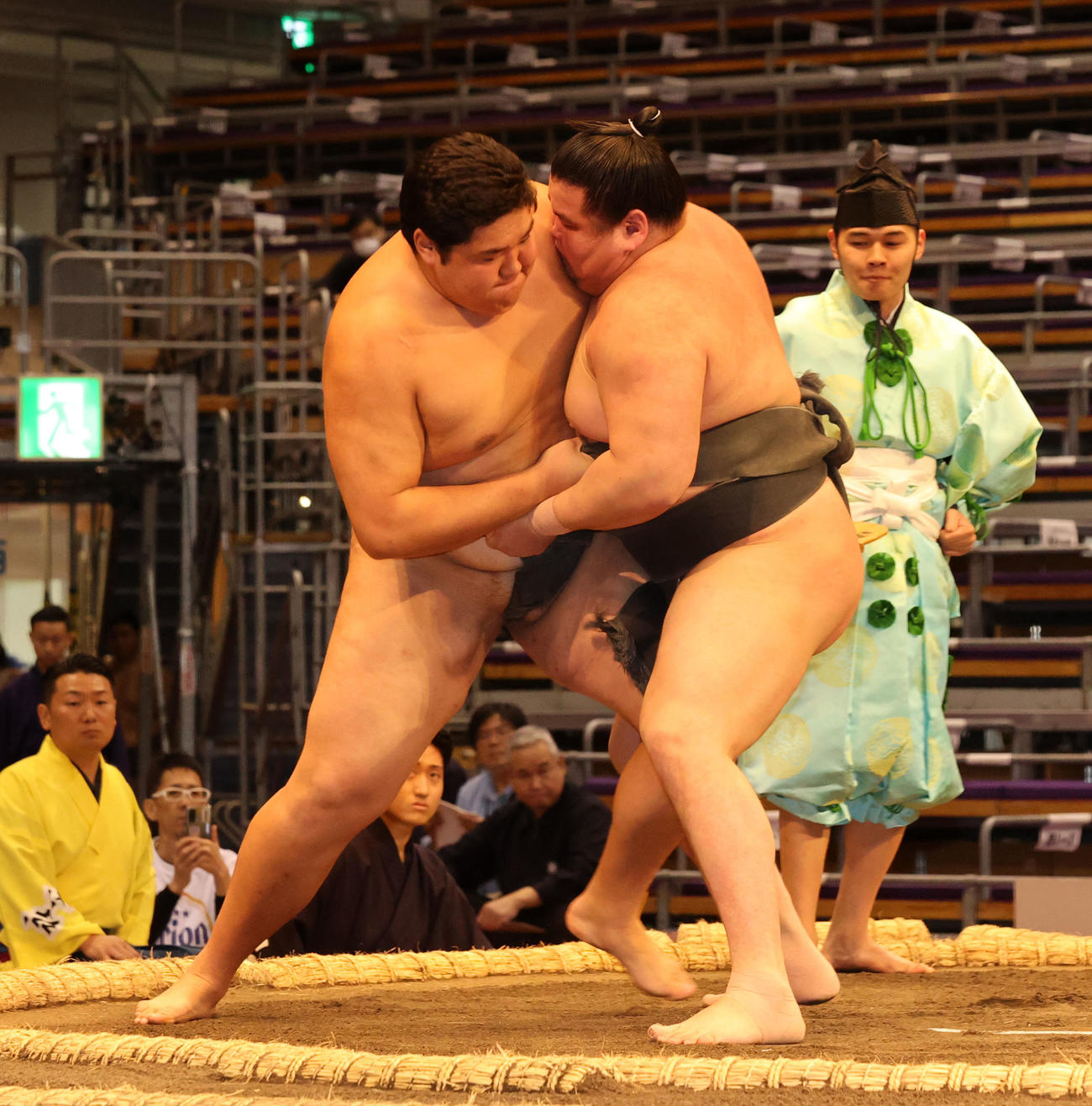 大相撲九州場所3日目　前相撲に登場した旭富士（右）（撮影・梅根麻紀）
