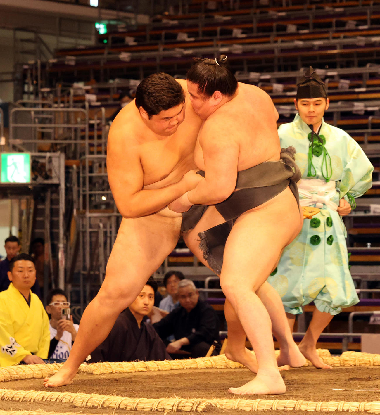 大相撲九州場所3日目　前相撲に登場した旭富士（右）（撮影・梅根麻紀）