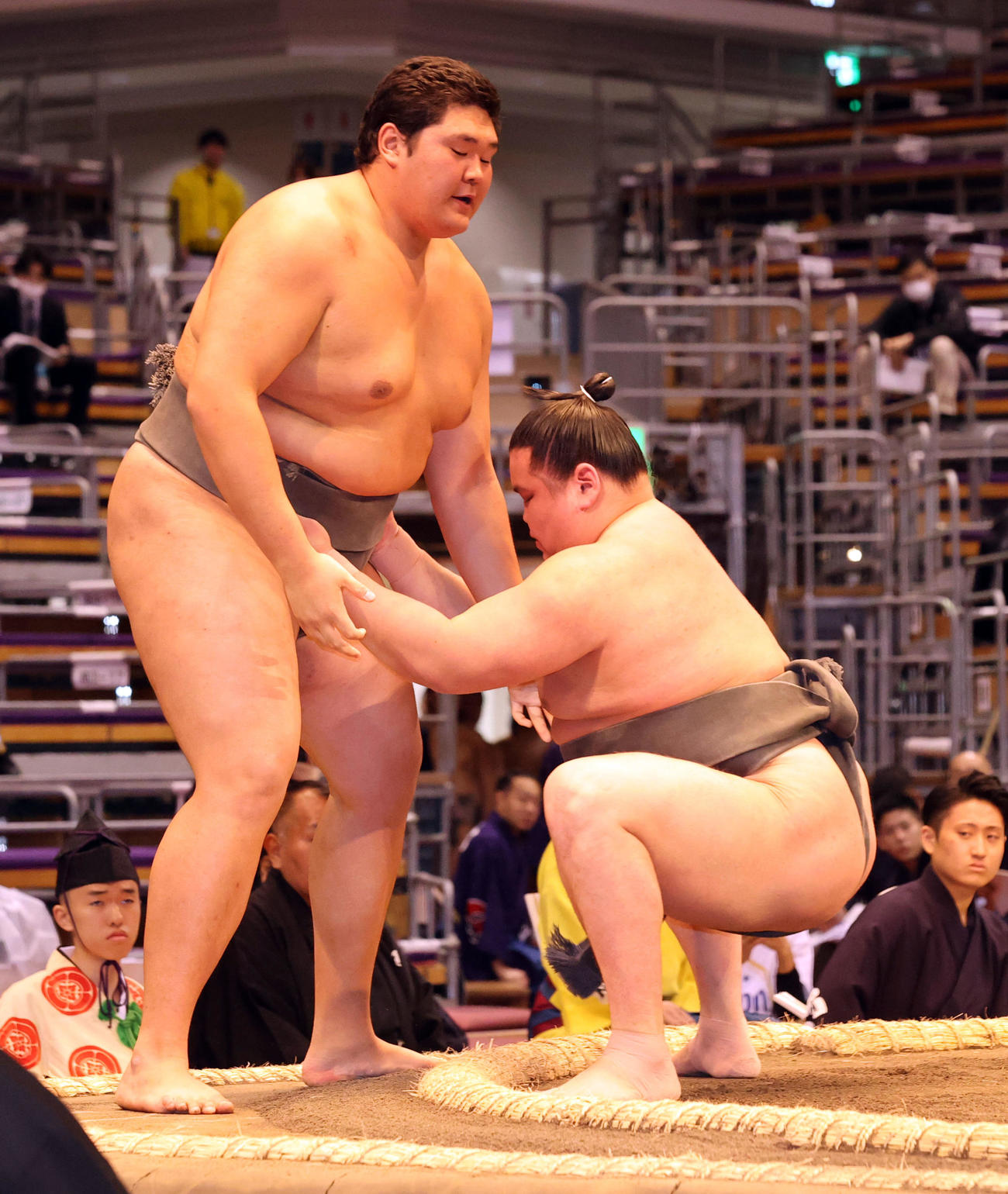 大相撲九州場所3日目　前相撲に登場した旭富士（右）（撮影・梅根麻紀）