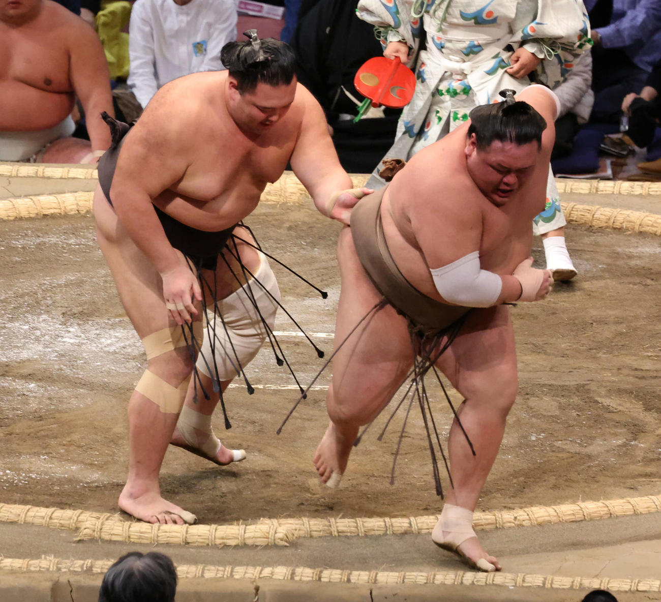 十両の朝乃山（左）は上手出し投げで荒篤山を下し、初日を出した（撮影・西尾就之）
