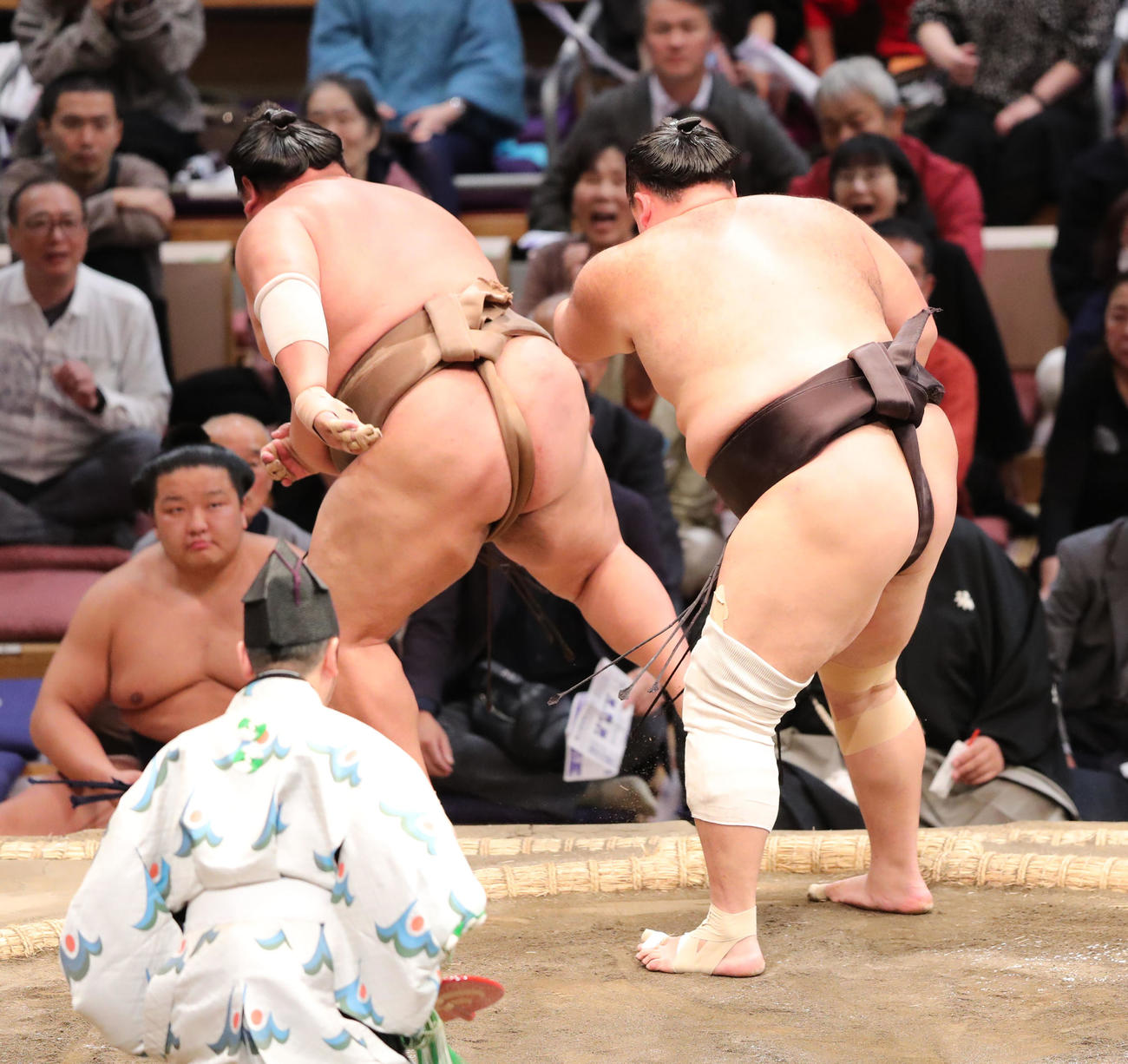 大相撲九州場所3日目　上手出し投げで荒篤山を破る朝乃山（撮影・梅根麻紀）