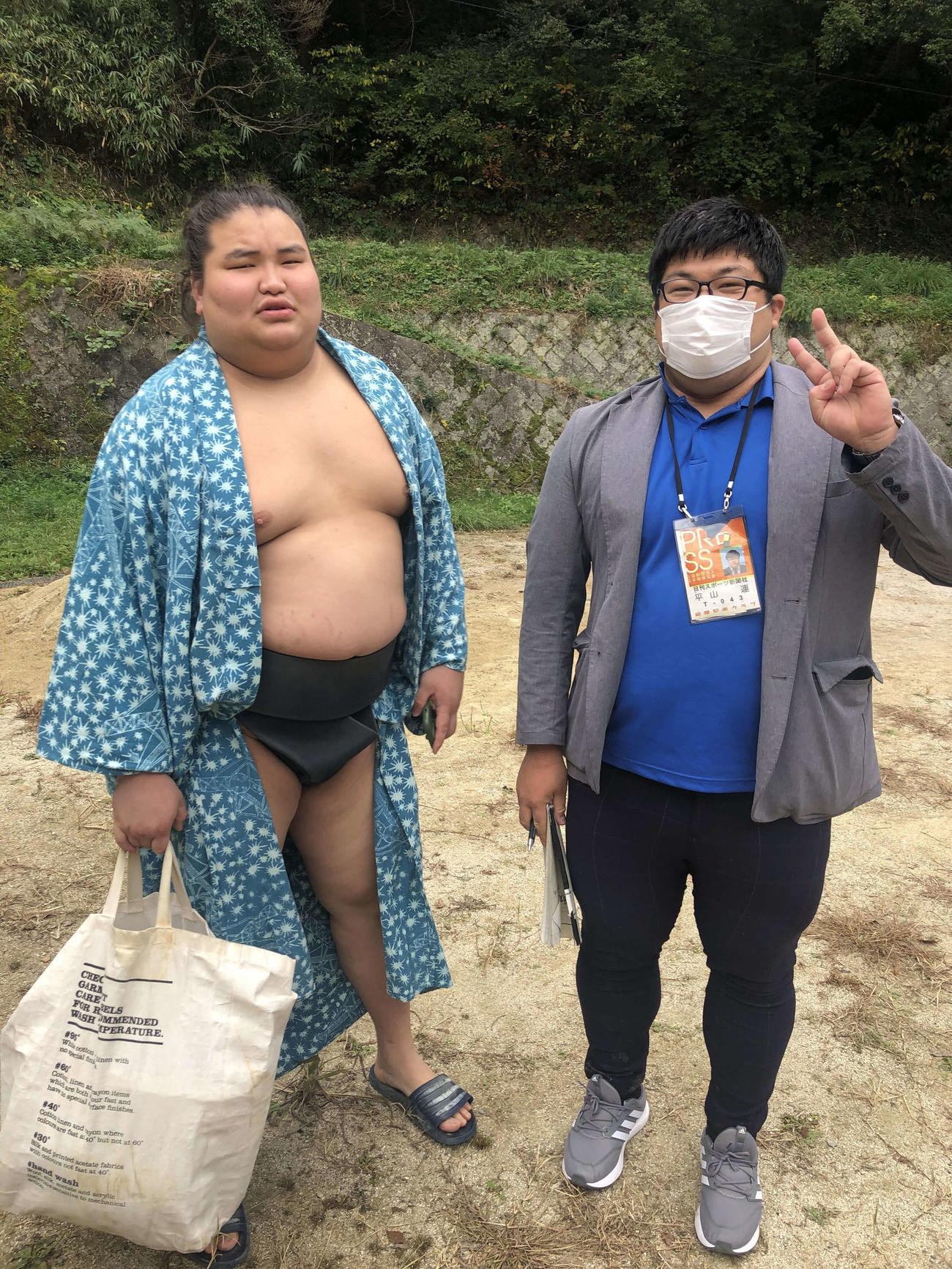 23年11月バトツェツェゲ・オチルサイハン改め旭富士（左）と記念撮影をする平山記者
