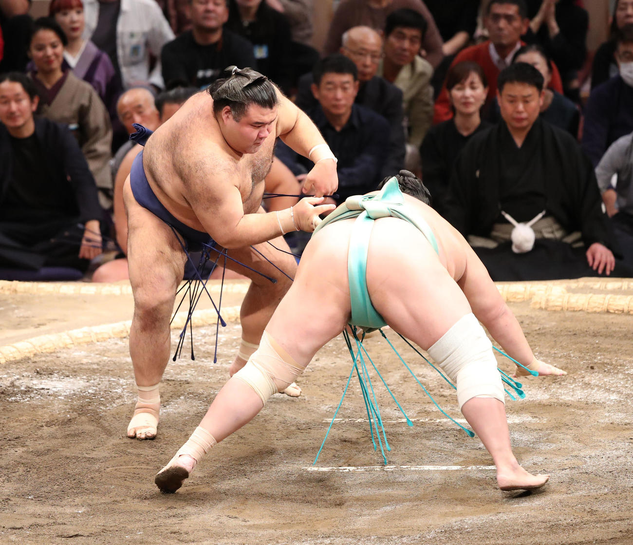 大相撲九州場所3日目　内無双で琴桜を破る高安（撮影・梅根麻紀）