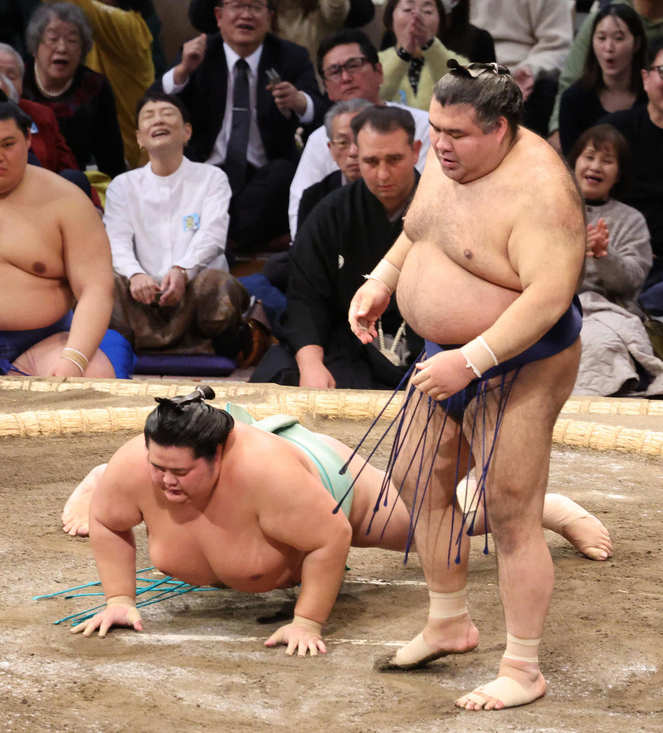 高安は内無双で琴桜に勝った（撮影・西尾就之）