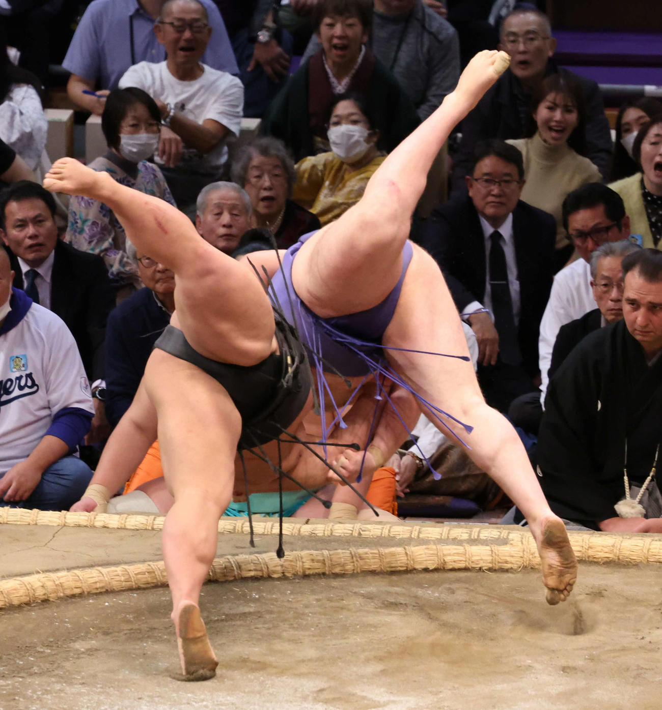 安青錦（右）が首投げで伯桜鵬を下し3連勝（撮影・西尾就之）