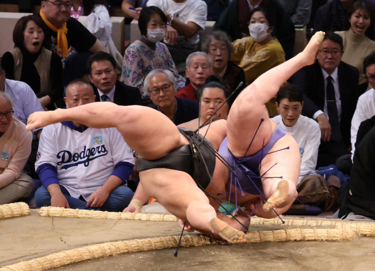 安青錦（右）が首投げで伯桜鵬を下し3連勝（撮影・西尾就之）