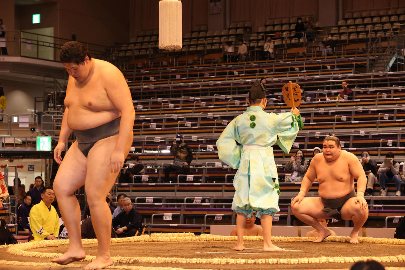 前相撲に登場した旭富士（右）は天昇山を寄り切りで下す（撮影・梅根麻紀）