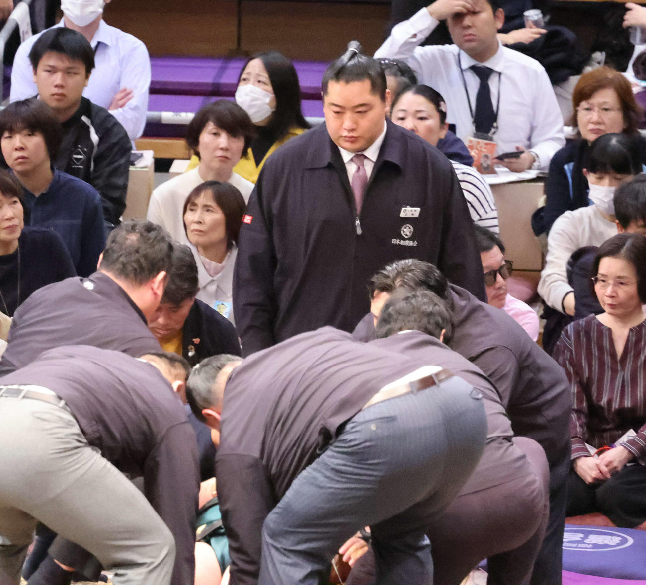 十両の三田（右）は輝に浴びせ倒しで敗れ土俵に座り込んだがしばらくして寝転び、北陣親方も駆けつける（2025年11月10日）