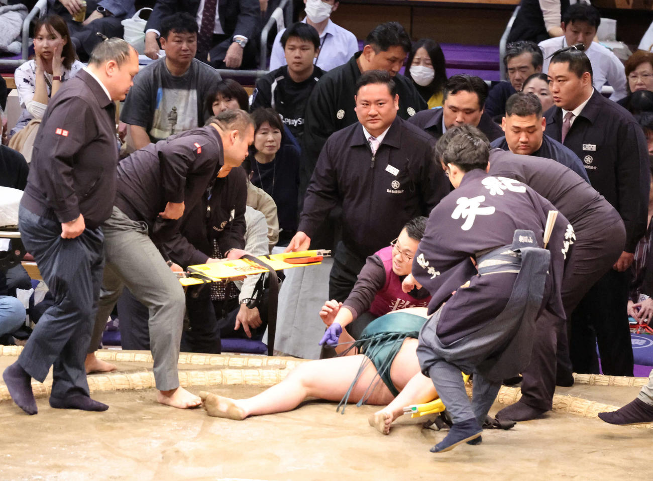 十両の三田（右）は輝に浴びせ倒しで敗れ土俵に座り込んだがしばらくして寝転び、親方衆が駆けつける（2025年11月10日）