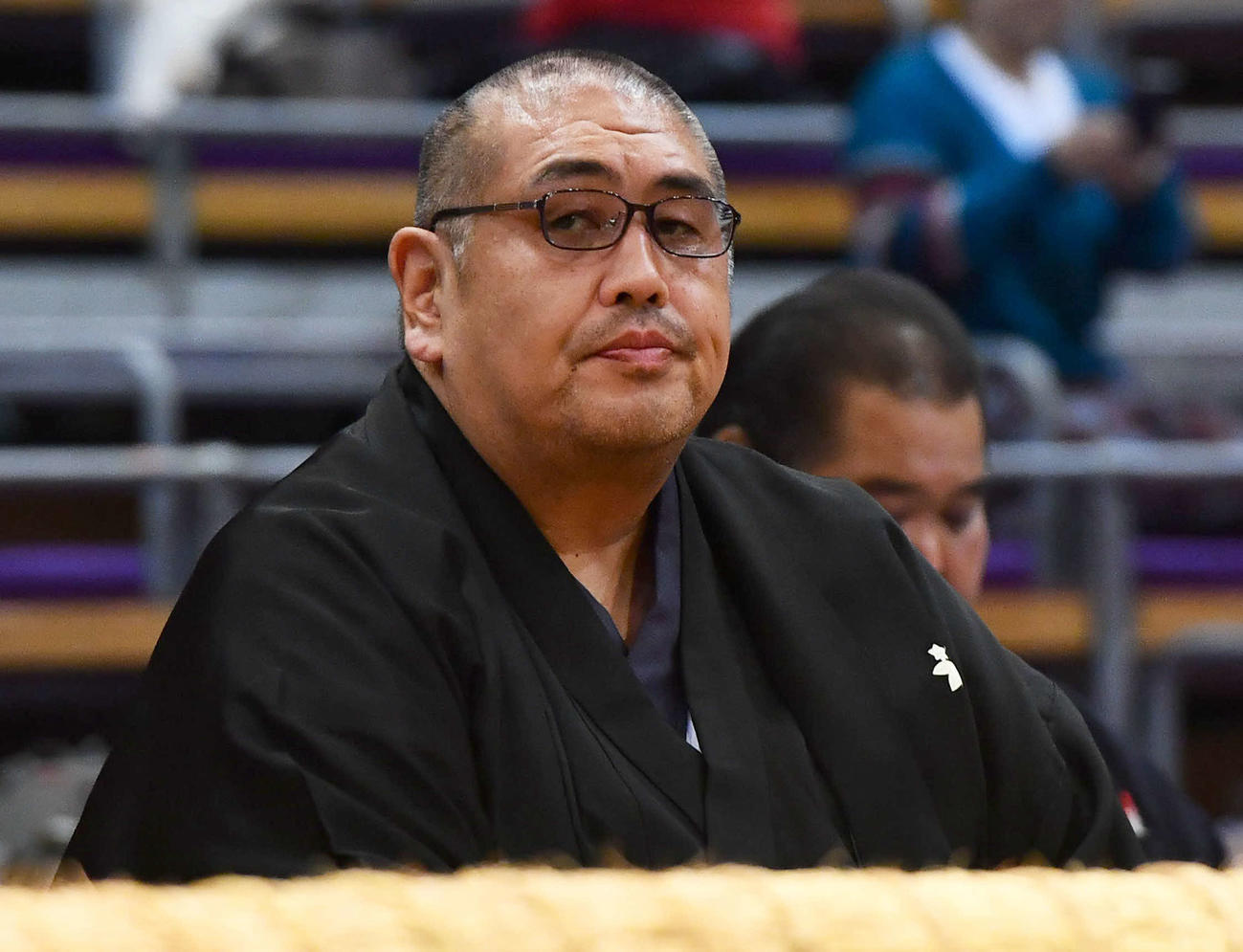 審判を務める二子山親方（元大関雅山）（撮影・岩下翔太）
