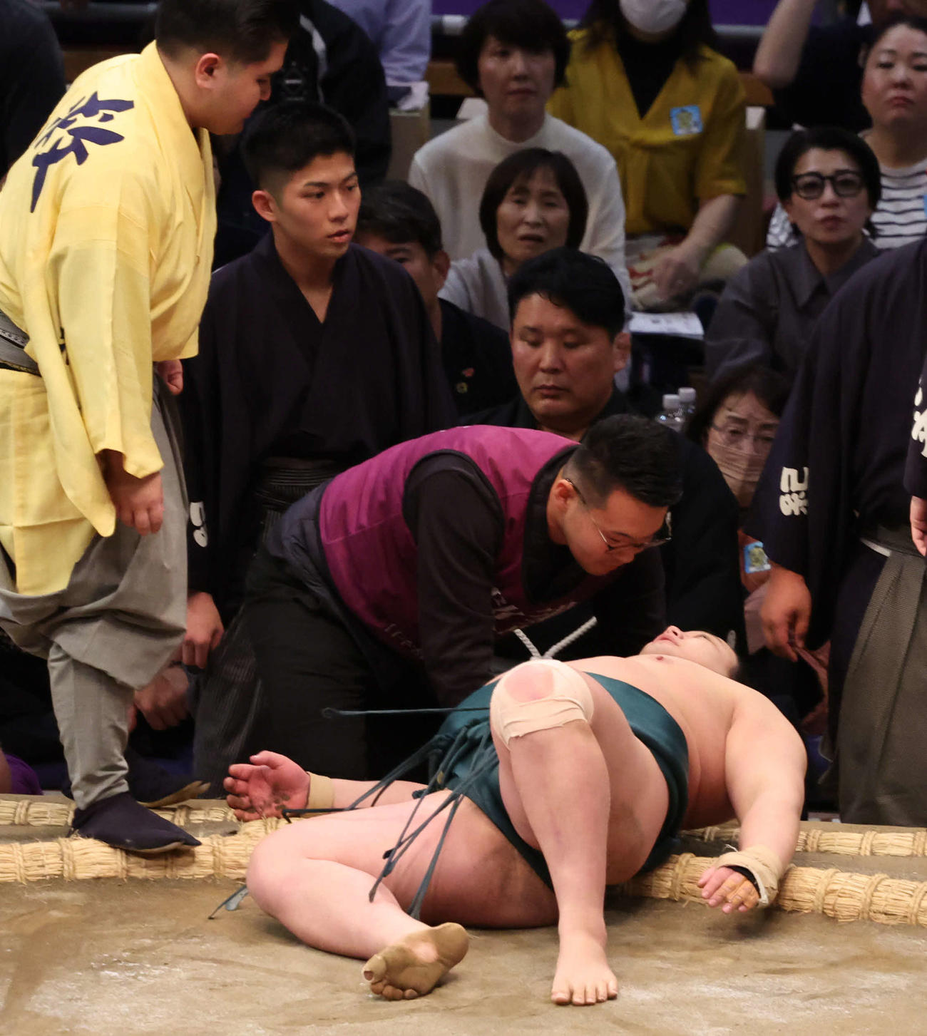 10日、十両の三田（右）は輝に浴びせ倒しで敗れ土俵に座り込んだがしばらくして寝転ぶ