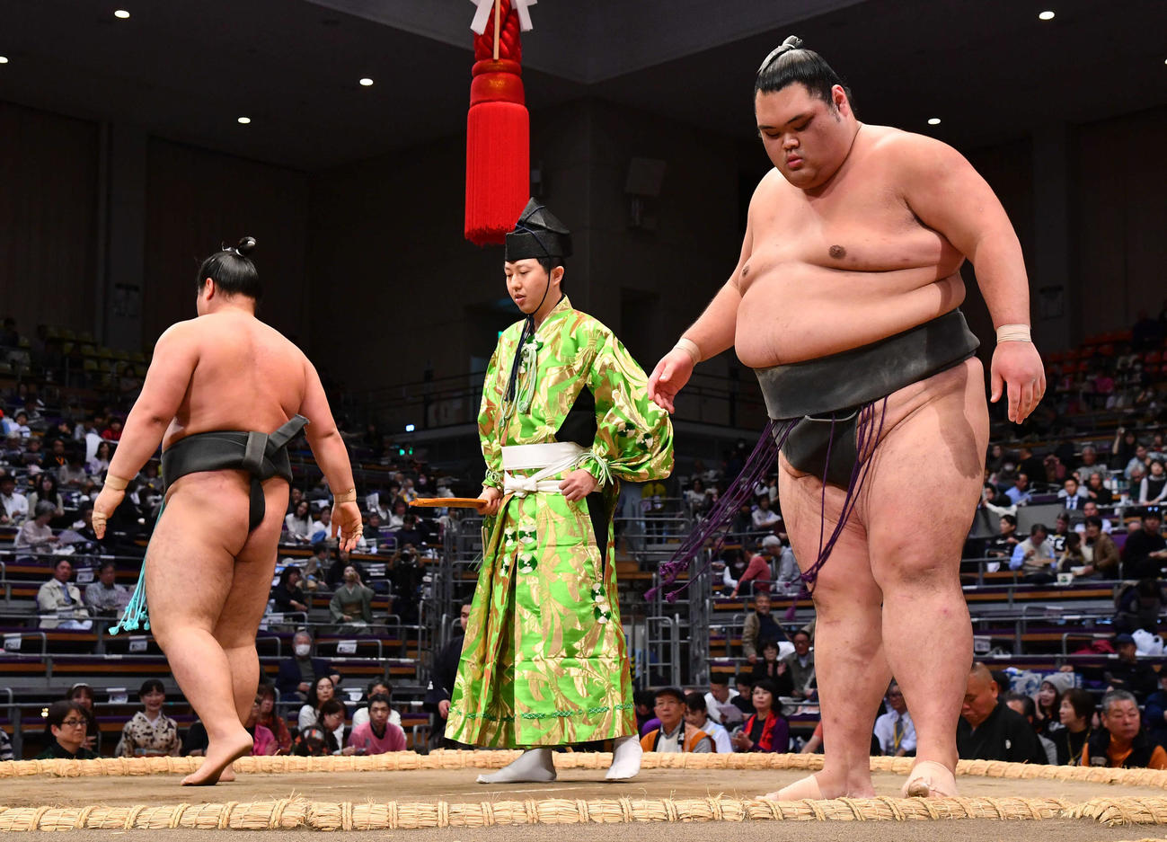 はたき込みで魁郷（左）を下した一意（撮影・岩下翔太）
