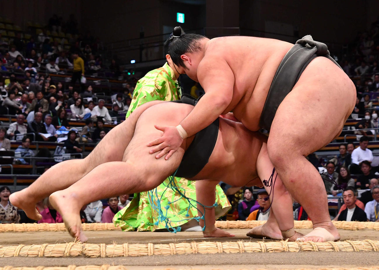 はたき込みで魁郷（左）を下す一意（撮影・岩下翔太）