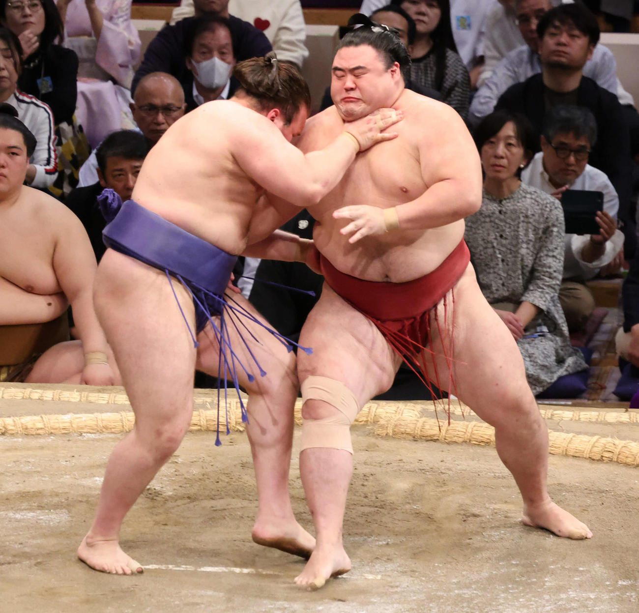 安青錦は足技で隆の勝のバランスを崩し、押し出しで4連勝（撮影・西尾就之）