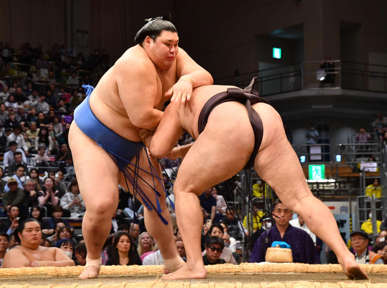 はたき込みで霧島（右）を下す大の里（撮影・岩下翔太）