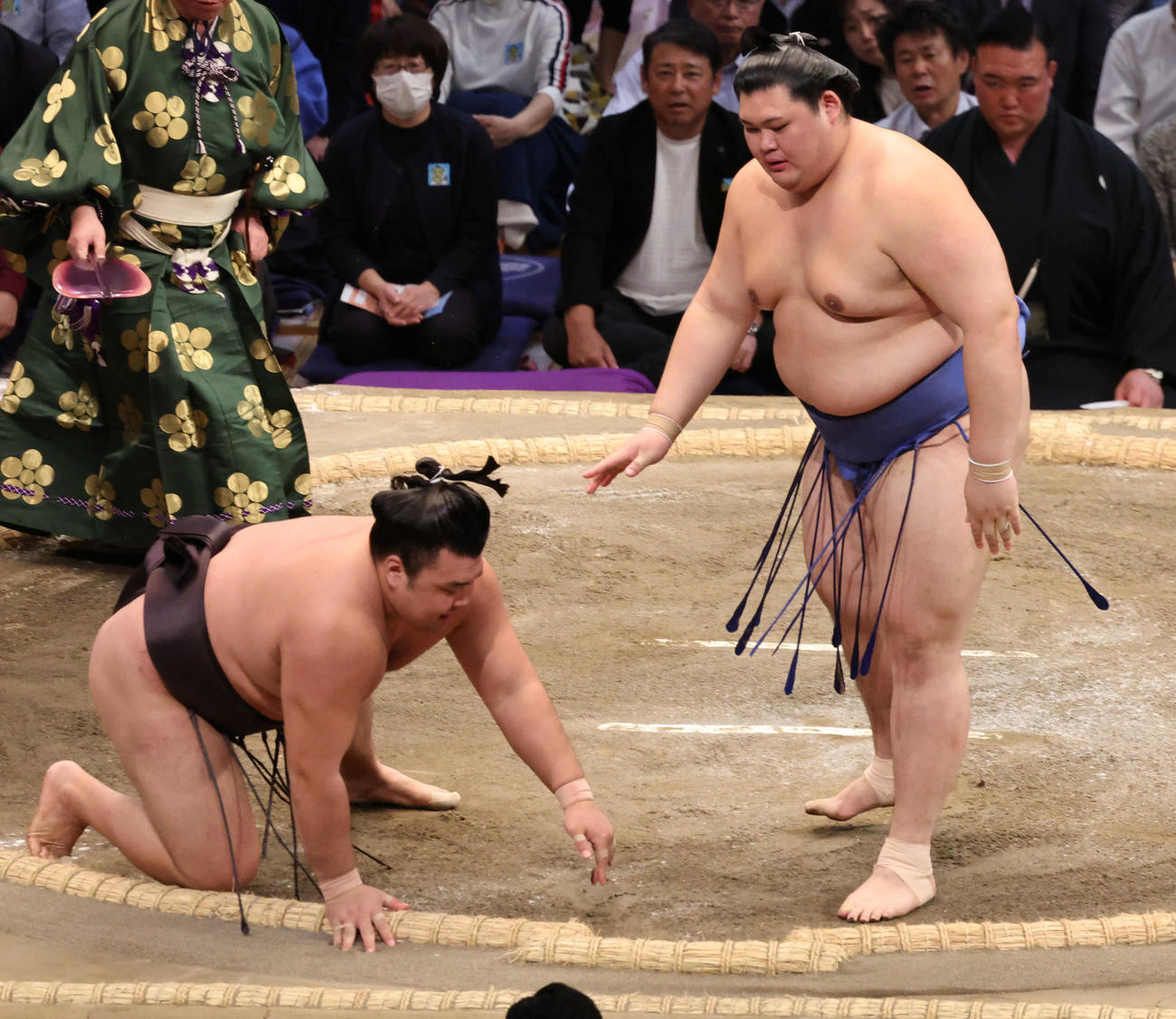 大の里は、はたき込みで霧島を退け全勝をキープ（撮影・西尾就之）