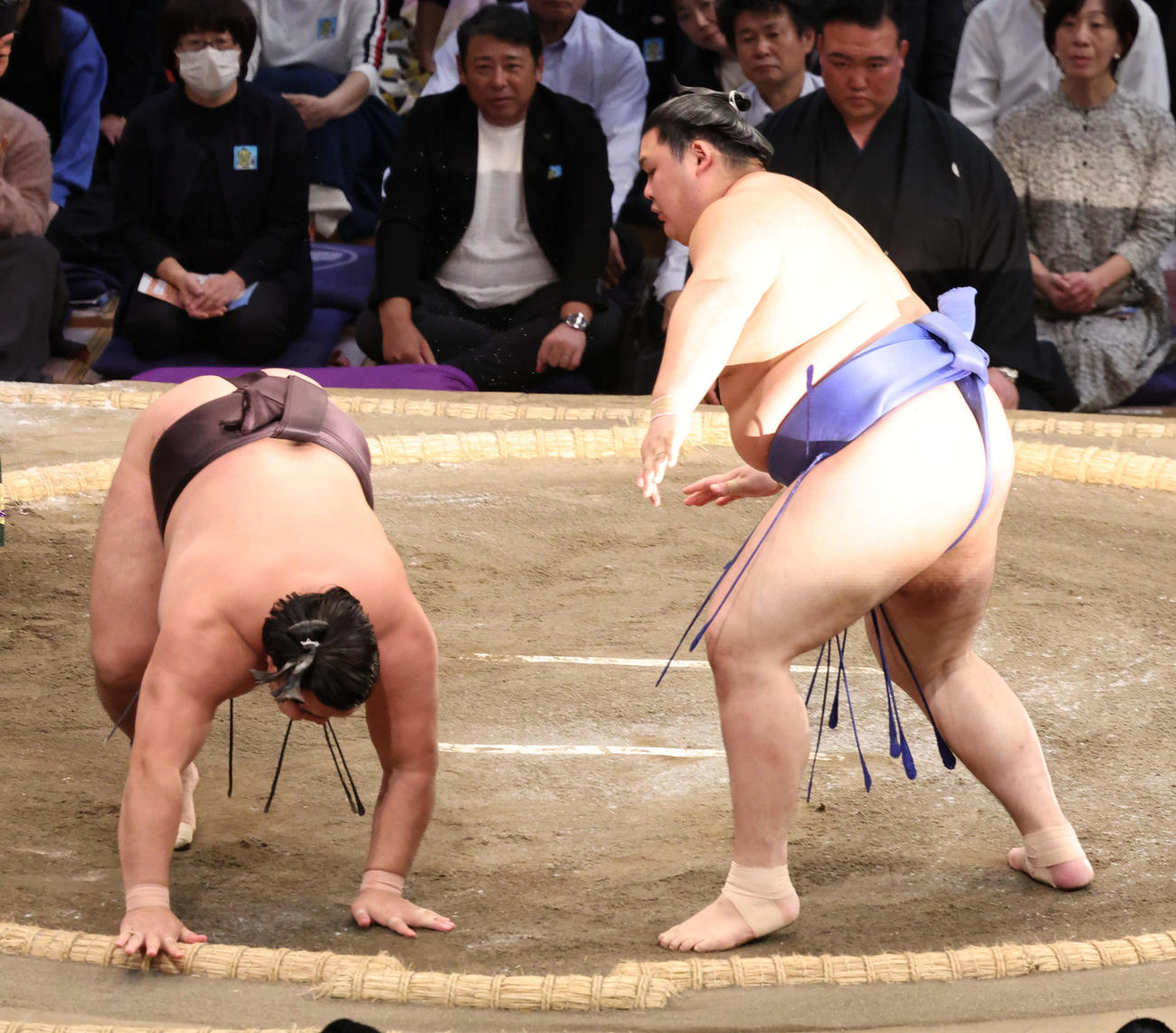 大の里は、はたき込みで霧島を退け全勝をキープ（撮影・西尾就之）