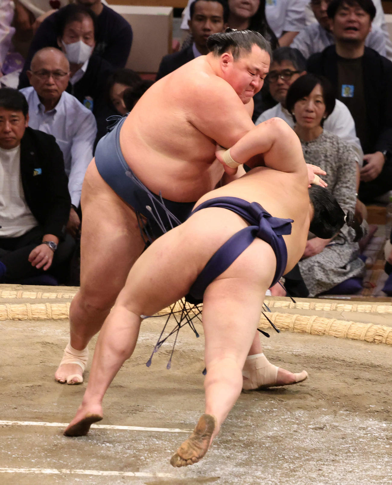 玉鷲は強烈な首ひねりで平戸海を下す（撮影・西尾就之）