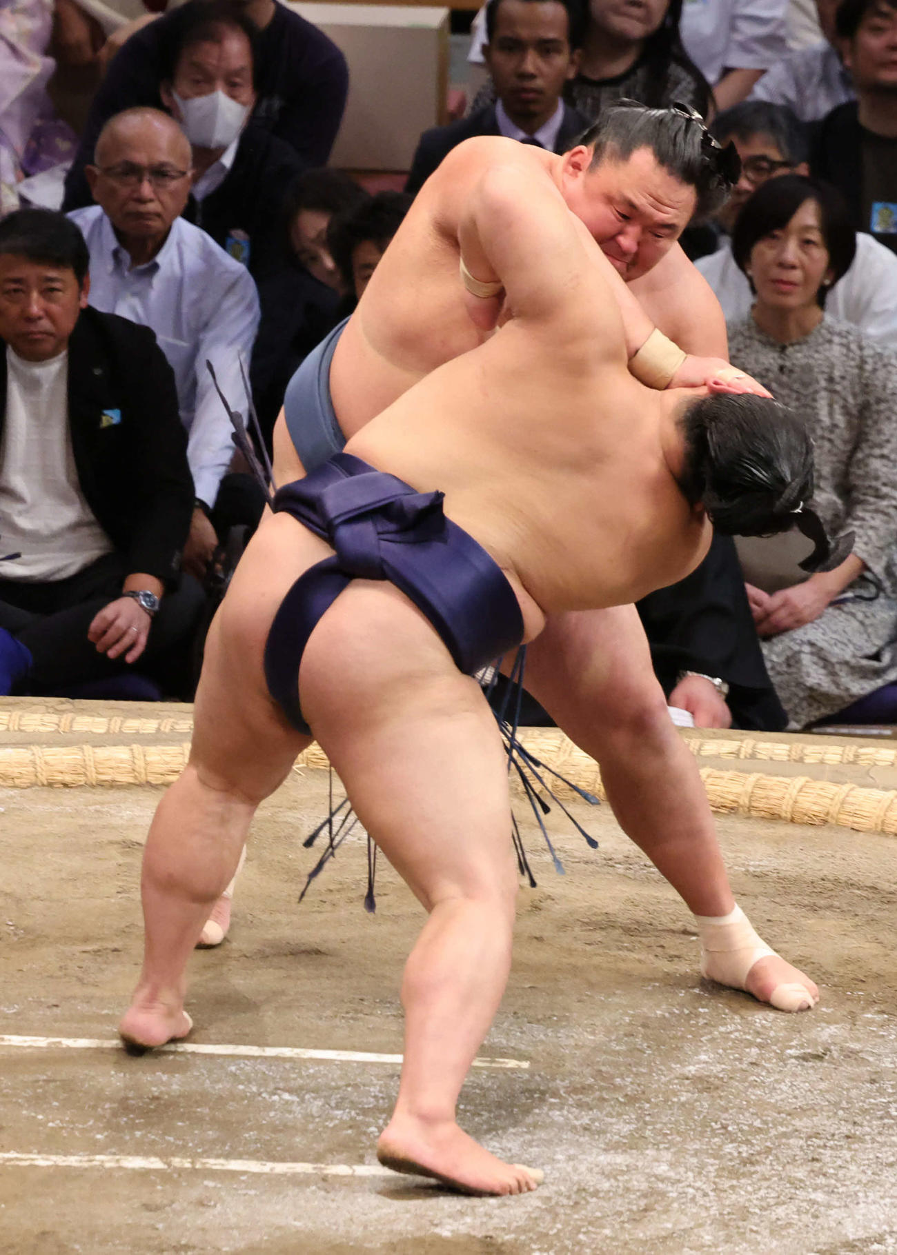 玉鷲は強烈な首ひねりで平戸海を下す（撮影・西尾就之）