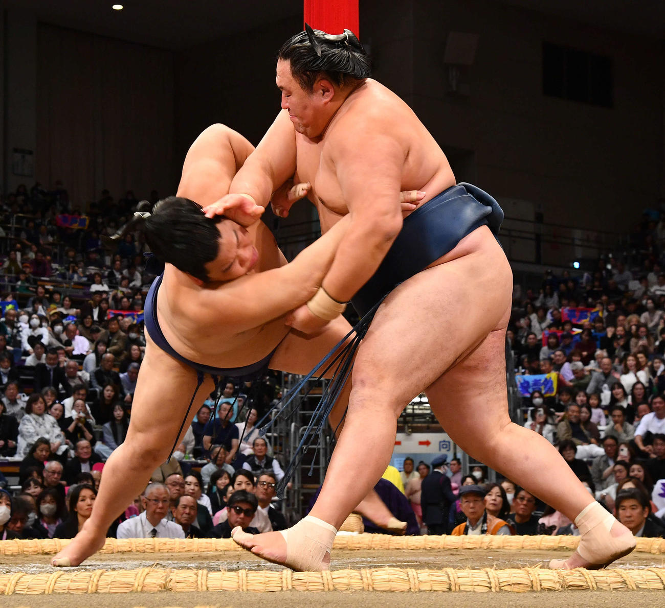 首ひねりで平戸海（左）を破る玉鷲（撮影・岩下翔太）