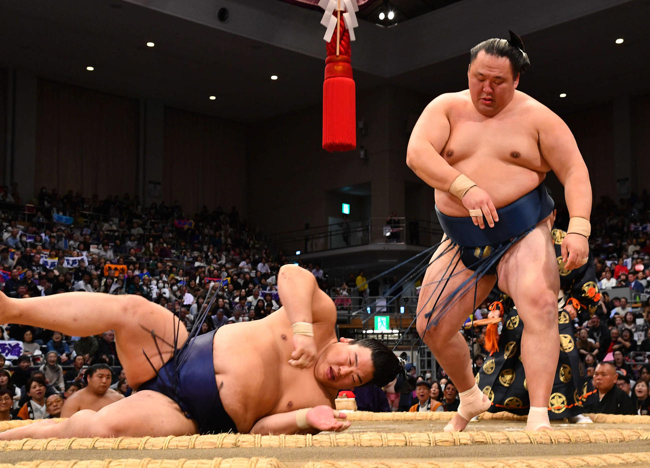 首ひねりで平戸海（左）を破った玉鷲（撮影・岩下翔太）