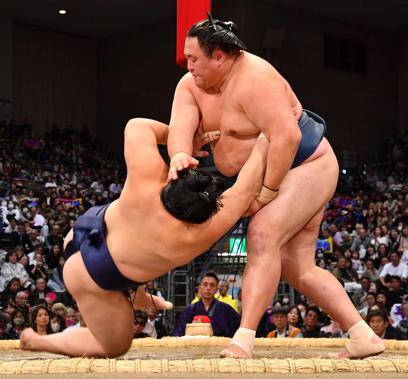 首ひねりで平戸海（左）を破る玉鷲（撮影・岩下翔太）