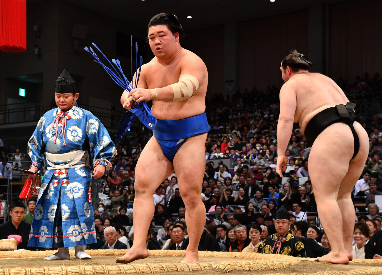 寄り切りで獅司（右）を破った藤ノ川（撮影・岩下翔太）