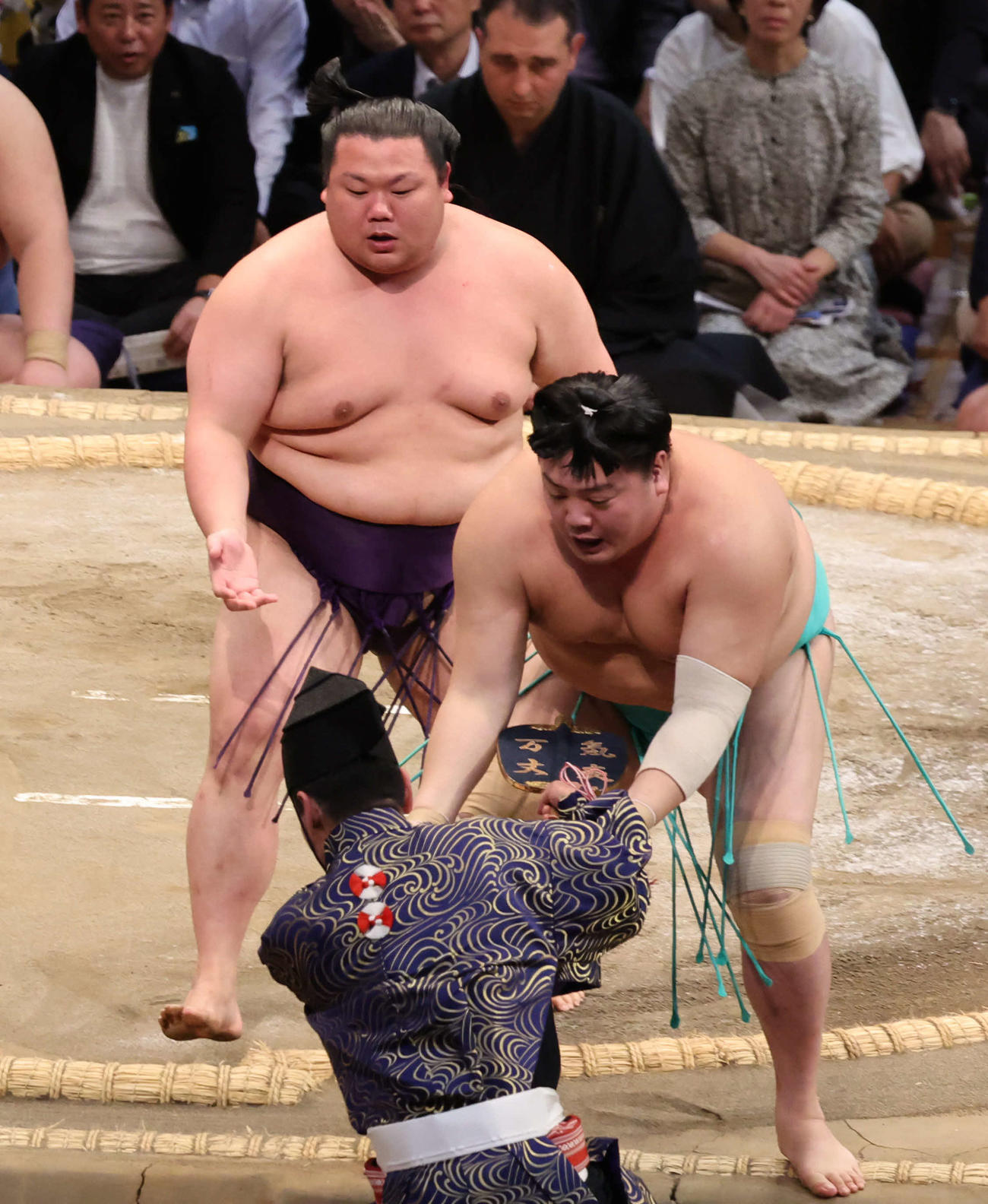 美ノ海に送り出された一山本は、一緒に土俵外に落ちた行司に手を差し出して救う（撮影・西尾就之）